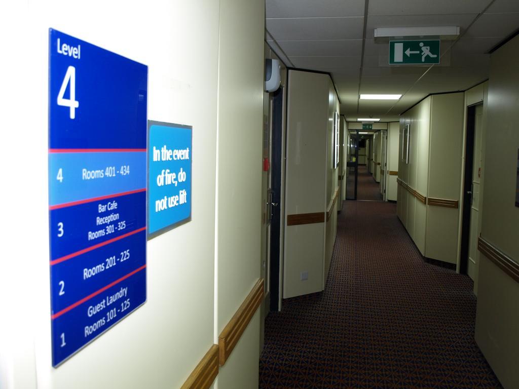 247Hotel.Com Oldham Buitenkant foto