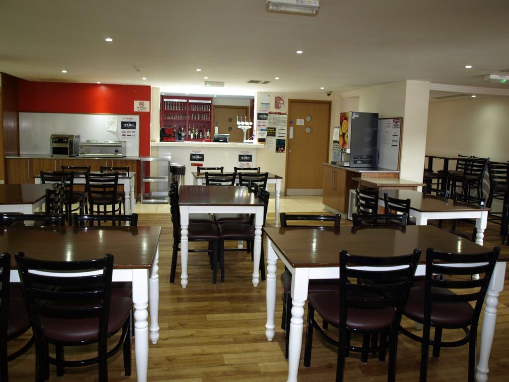 247Hotel.Com Oldham Buitenkant foto